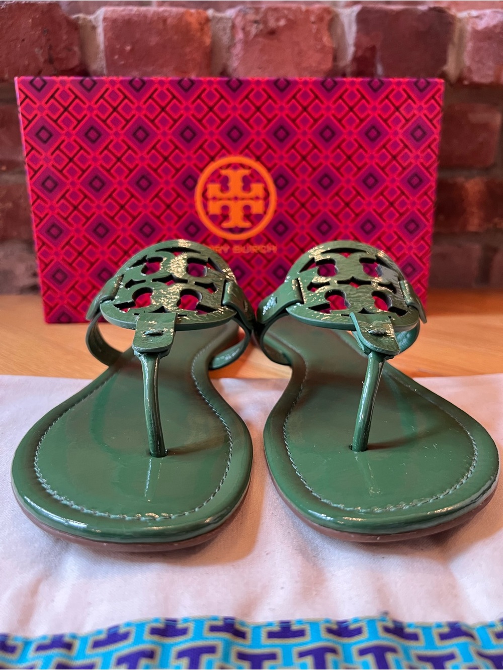 Tory Burch Arugula Green Naplak Patent Leather Miller Sandals - Picture 4 of 13